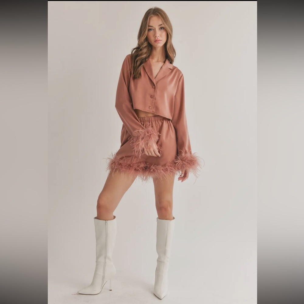 🆕🤍SATIN CROP TOP WITH SHORTS WITH FEATHERS - Picture 4 of 7
